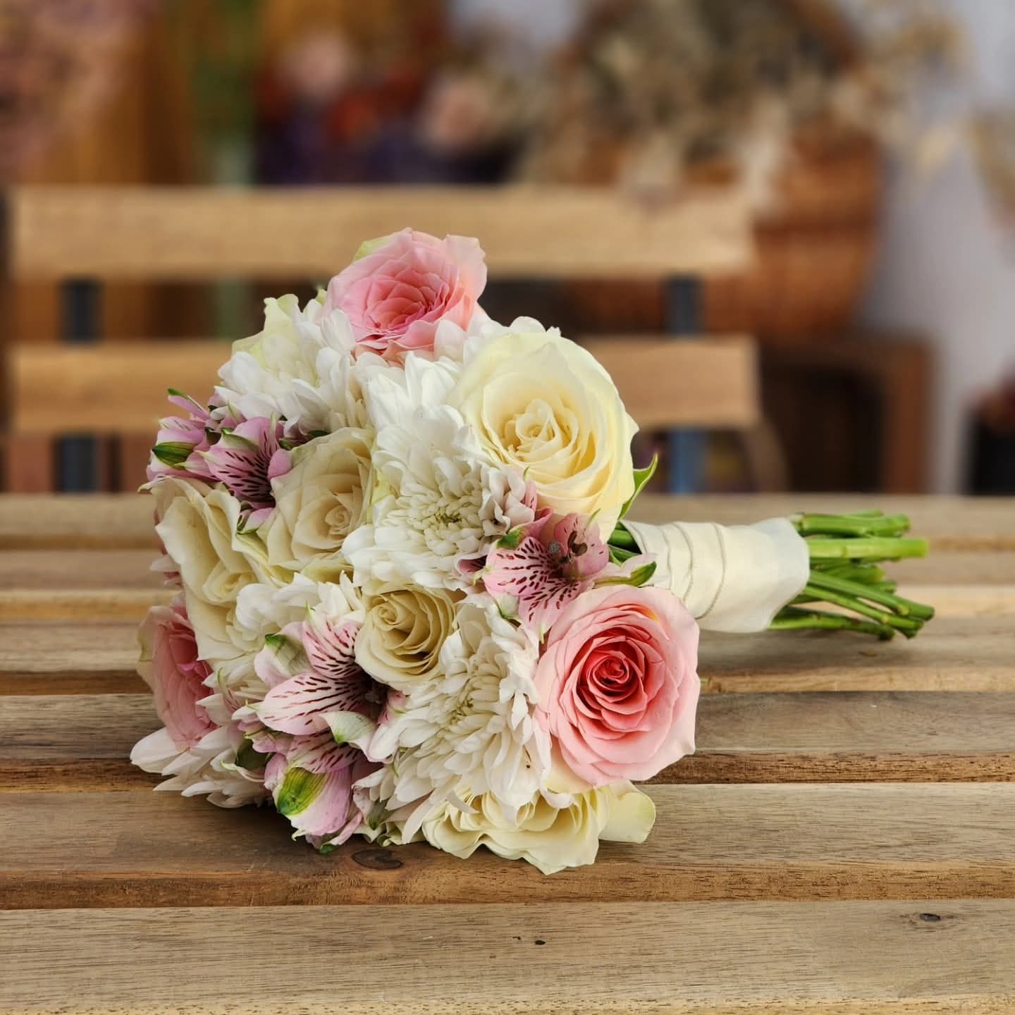 Jeter panaché pour arroussa création Aya flowers — bouquet naturel Wardaty Flowers