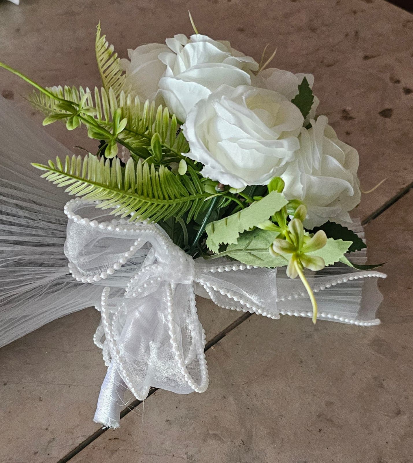 Jeter blanc pour arroussa — bouquet artificiel Wardaty Flowers
