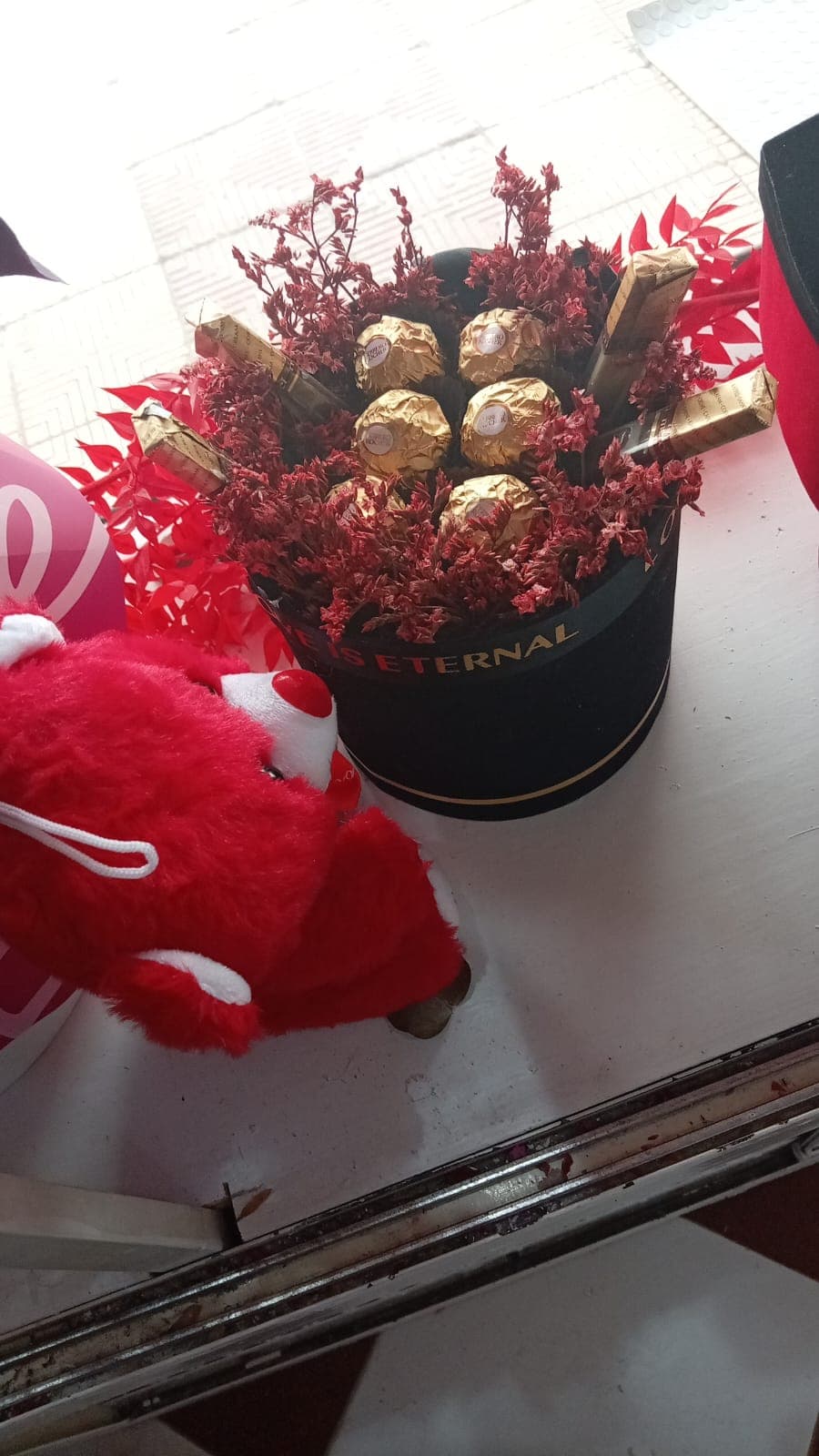 Box en chocolate avec Fleur sèchè — bouquet chocolat Wardaty Flowers
