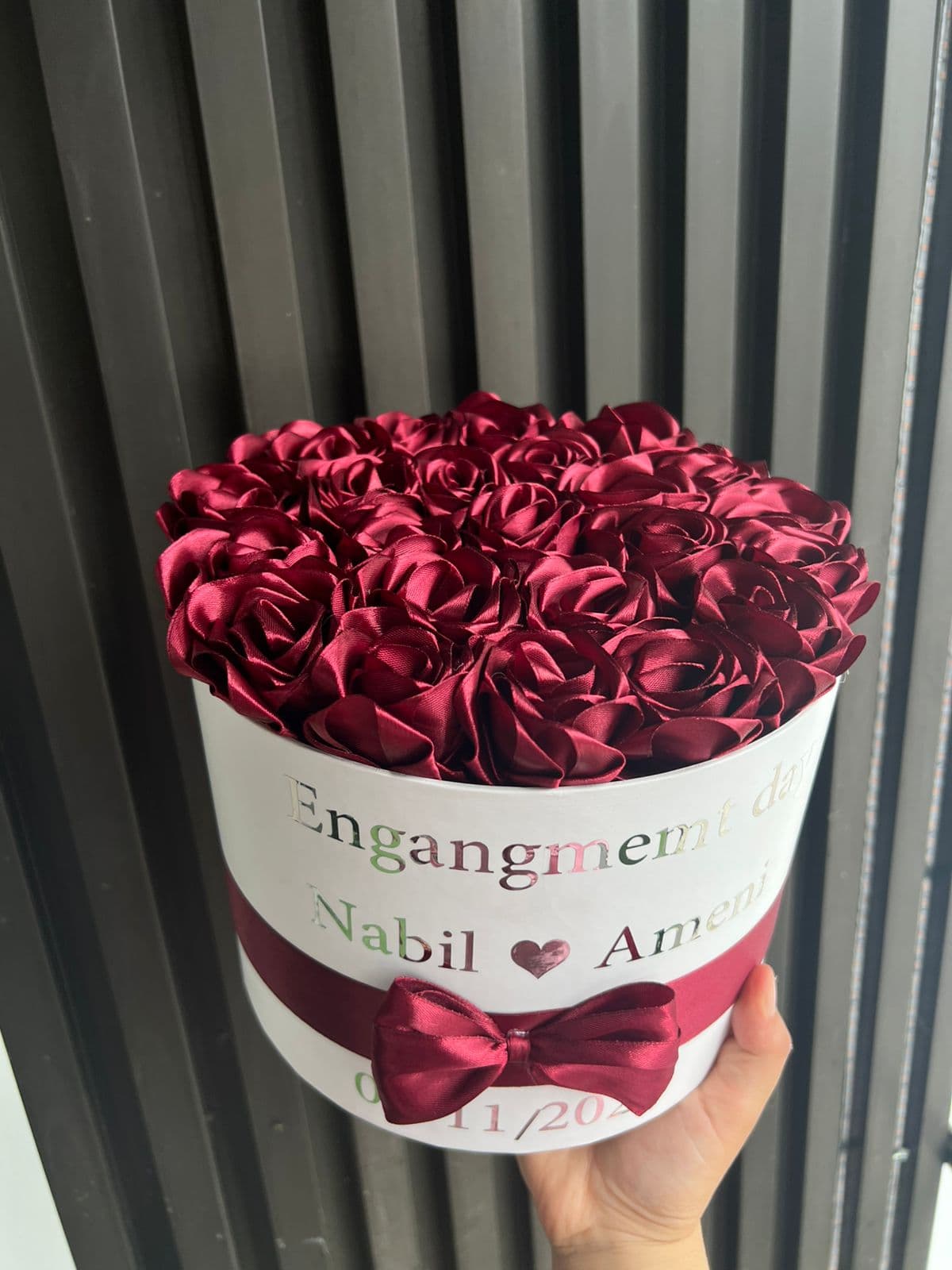Box en satin personnalisé — bouquet stain Wardaty Flowers