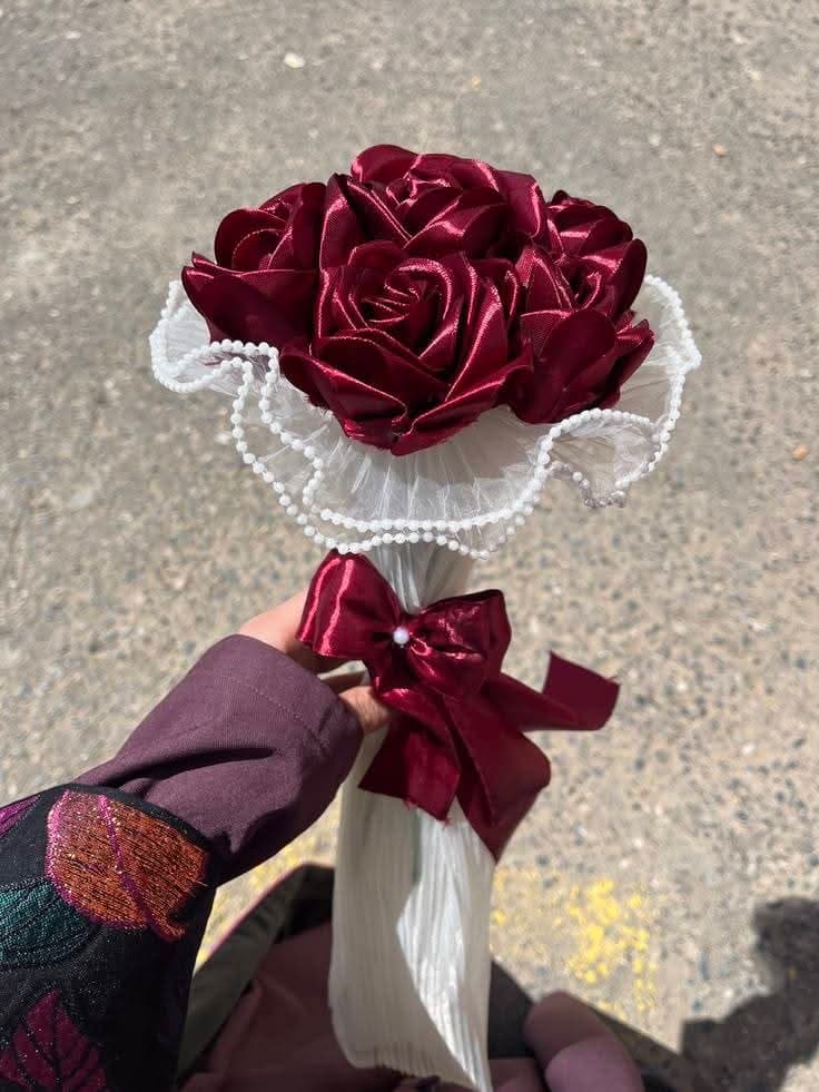 Jeter à main en satin — bouquet stain Wardaty Flowers