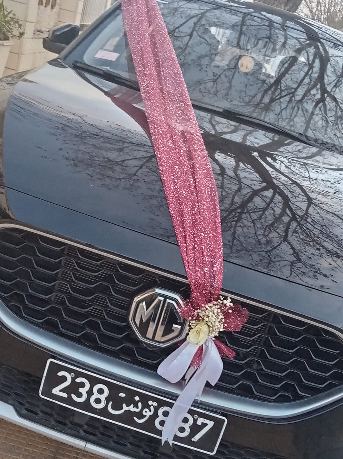 Décoration fine avec Tille rouge — bouquet service Wardaty Flowers