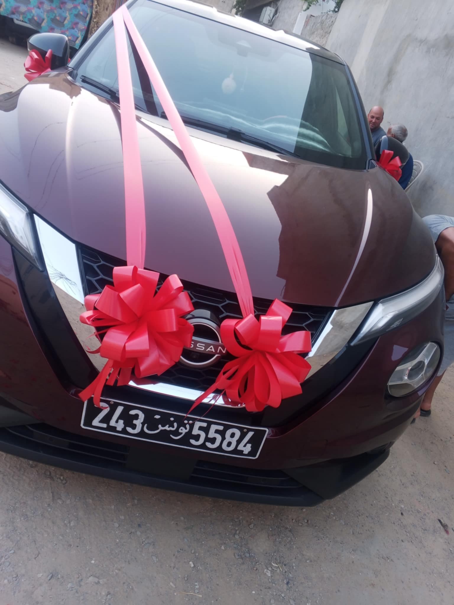 decoratin voiture en rouge vive — Wardaty Flowers Tunis